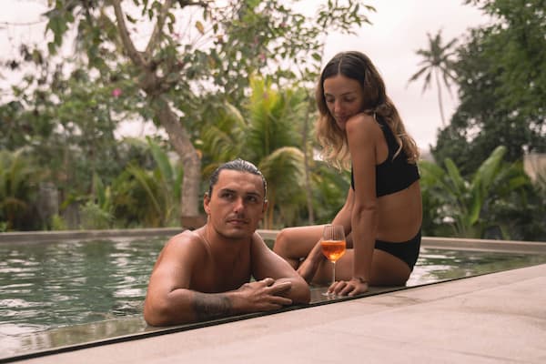 Luxurious homeness: models at bar