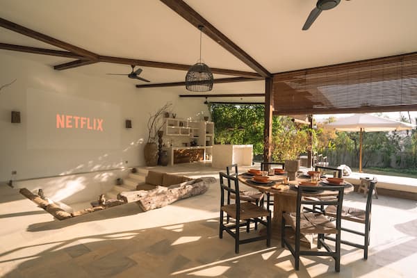 Spaciousness: projector with Netflix